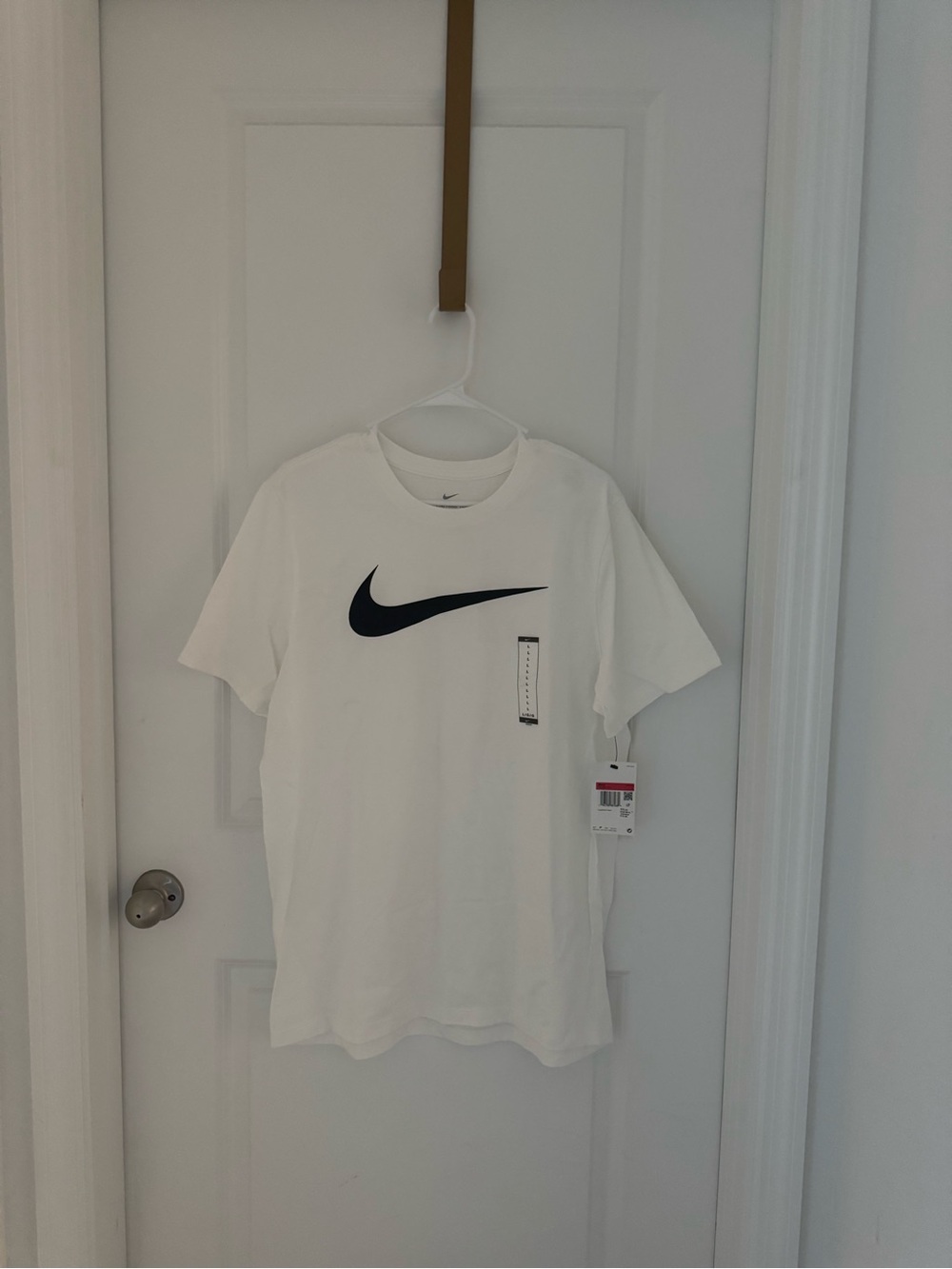 Nike White Short-Sleeve Tee with Black Swoosh size: L